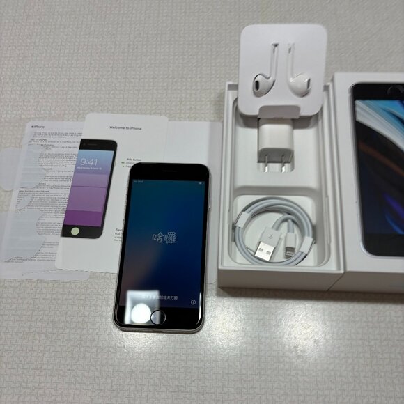 Apple Like New UNLOCKED White SE second generation with all original items boxed - Picture 2 of 7